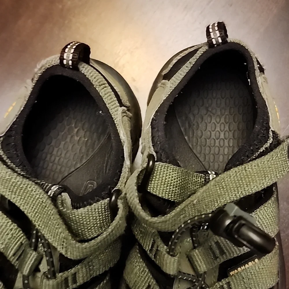 Keen Camo Sandals Big Kids sz 1